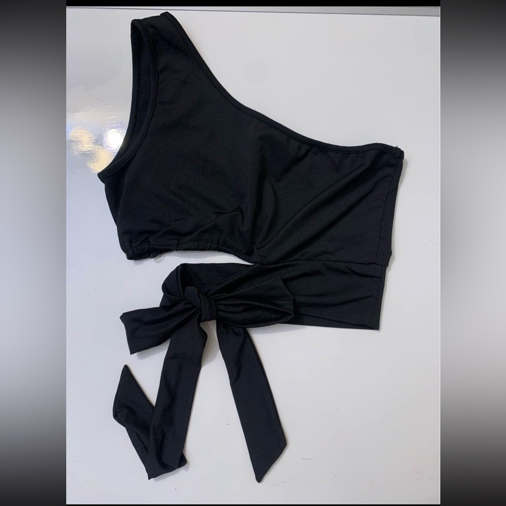 Asymmetric Off-the-shoulder Top